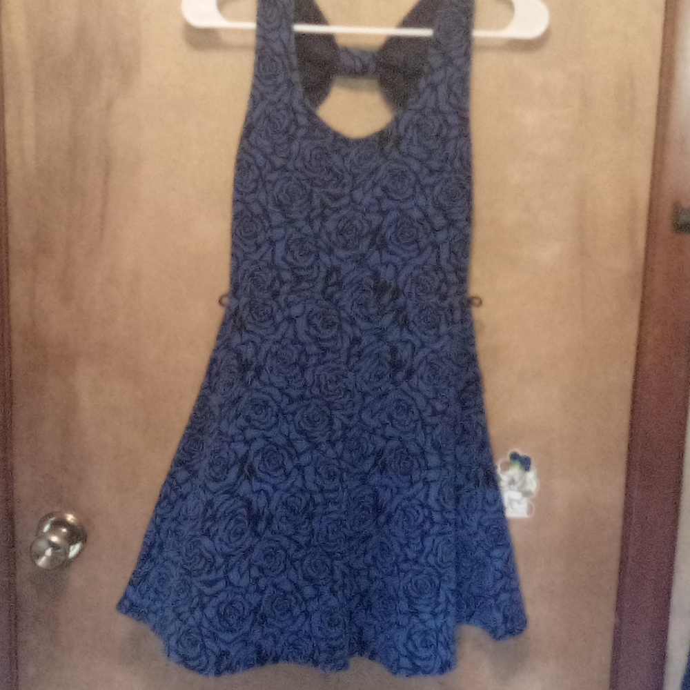 Dress, belt is missing, size small